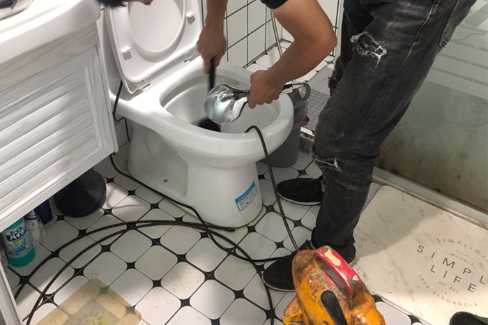 平塘马桶堵塞自己疏通还是找师傅?专业上门服务让你省时更省心